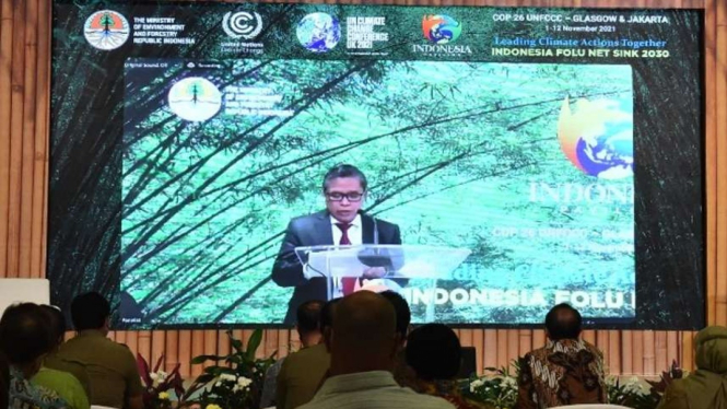 Wakil Menteri Lingkungan Hidup dan Kehutanan, Alue Dohong saat buka Paviliun RI.