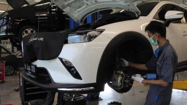 Mobil Mazda diservis.