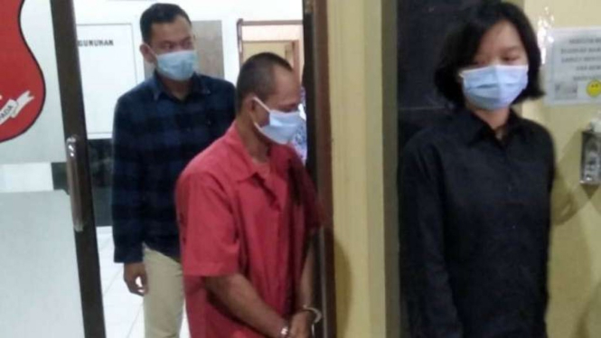 Dukun cabul, Syam, ditahan oleh polisi.