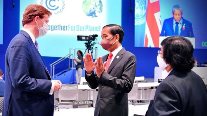 Presiden Jokowi ditemani Menteri LHK Siti Nurbaya di KTT COP26 UNFCC Glasgow. Credit: Dokumen KLHK