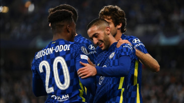 Para pemain Chelsea merayakan gol. 