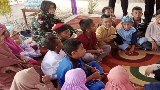 Dua wanita prajurit TNI dan Polri, Letda CHK Laminingsih dan Aipda Suhati, saat melaksanakan tugas dalam divisi preemtif Satgas Operasi Madago Raya di Kabupaten Poso, Sulawesi Tengah.