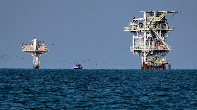 Pengeboran Minyak Lepas Pantai Pertamina.