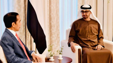 Presiden Joko Widodo dalam pertemuan bilateral dengan Putra Mahkota Abu Dhabi, Sheikh Mohammed Bin Zayed Al Nahyan (MBZ) yang digelar di Istana Al-Shatie, Abu Dhabi, Persatuan Emirat Arab, pada Rabu, 3 November 2021. 