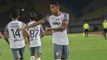 Pemain Persis Solo, Rivaldy Bawuo, rayakan gol