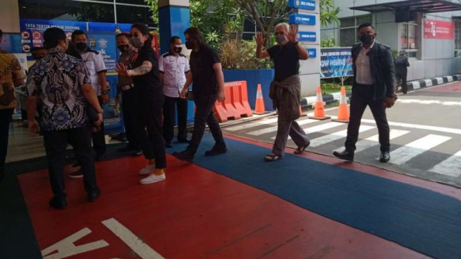 Musisi Iwan Fals datangi Polda Metro Jaya, Kamis, 4 November 2021.