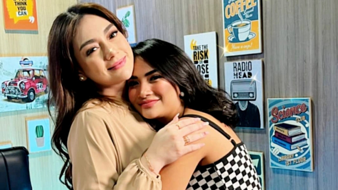 Celine Evangelista bersama Vanessa Angel