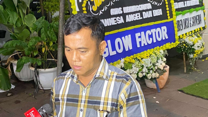 Mertua Vanessa Angel saat di rumah duka, Jakarta.