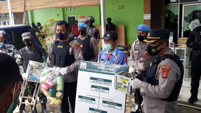Polda Lampung sita kotak amal. Humas Polda Lampung. BBC Indonesia