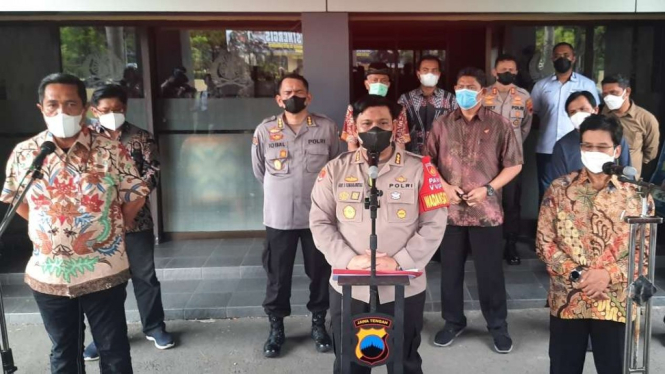 Kepala Polresta Solo Kombes Pol Ade Safri Simanjuntak, didampingi pejabat Polda Jawa Tengah dan Rektor UNS, Jumat, 5 November 2021, mengumumkan penetapan tersangka terhadap dua mahasiswa UNS dalam kasus kematian seorang mahasiswa saat mengikuti Diklatsar 