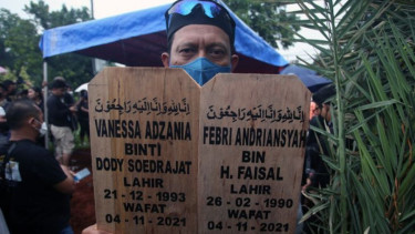 Papan Nisan Vanessa Angel dan Febri Andriansyah