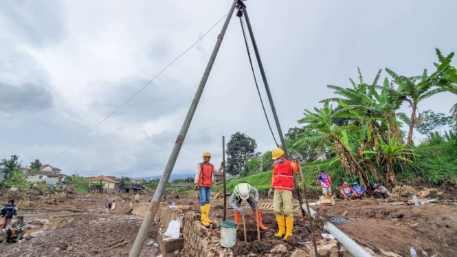 PLN pulihkan listrik usai banjir bandang di Kota Batu.