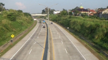 Salah satu ruas jalan tol Trans Jawa di Semarang. Permukaan beton dinilai pengamat tidak aman di kecepatan tinggi.