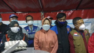 Menteri Sosial Tri Rismaharini menyambangi dapur umum di lokasi banjir bandang.