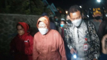 Menteri Sosial Tri Rismaharini menyambangi lokasi banjir bandang di Kota Batu.