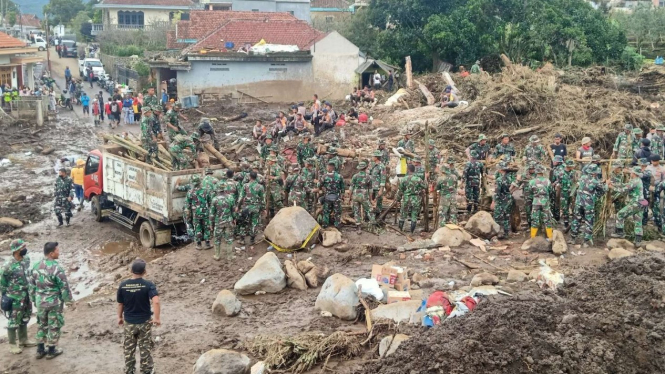 Evakuasi material banjir bandang di Kota Batu, Jatim.