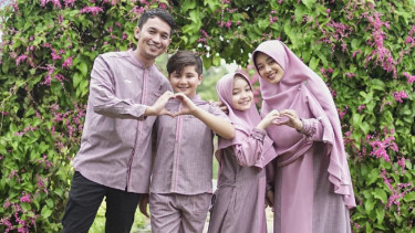 Busana sarimbit keluarga.