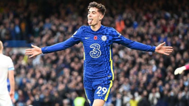 Pemain Chelsea, Kai Havertz rayakan gol.