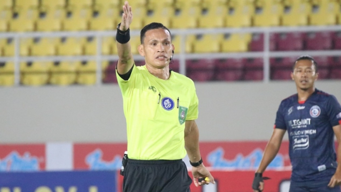 Wasit Steven Yubel Poli yang memimpin laga Arema FC vs Persebaya