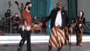 Viral Video Wakil Menteri Jatuh Pingsan 