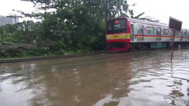 Genangan air di rel KRL.