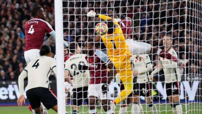 Kiper Liverpool, Alisson Becker mencetak gol bunuh diri.