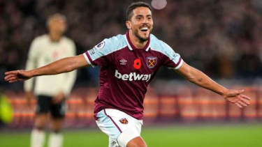 Pemain West Ham United, Pablo Fornals rayakan gol.