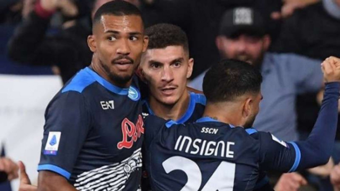 Pemain Napoli rayakan gol.