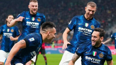 Pemain Inter Milan rayakan gol.