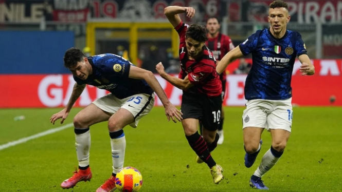 Pertandingan AC Milan vs Inter Milan. 
