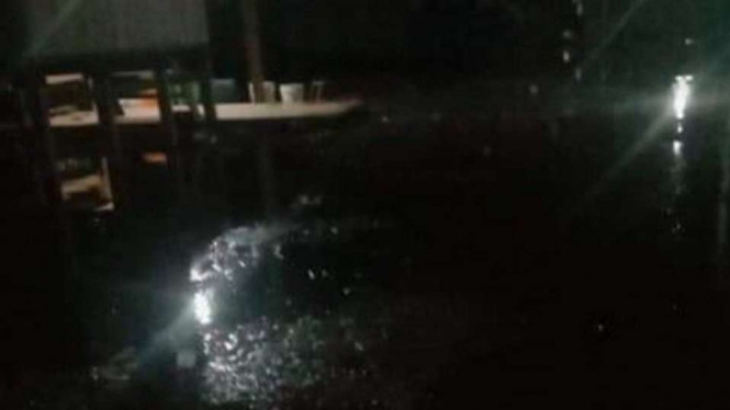 Banjir rob akibat air laut pasang merendam permukiman warga di Kelurahan Binanga yang terletak di pesisir Kota Mamuju, Provinsi Sulawesi Barat, Minggu, 7 November 2021.