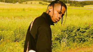 Penonton Nekat Panjat Tiang Lampu Demi Lihat Travis Scott Tampil