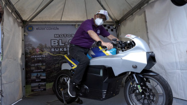 Menteri Perhubungan, Budi Karya Sumadi berpose dengan motor listrik.