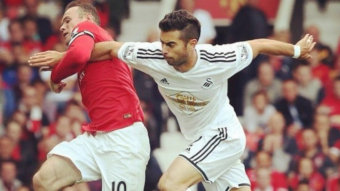 Jordi Amat saat memperkuat Swansea City berduel dengan Wayne Rooney