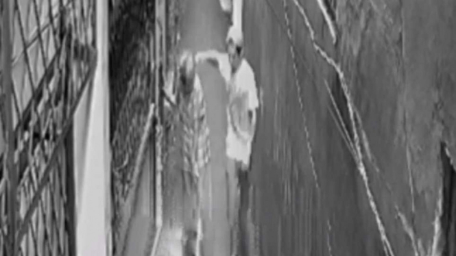 Nenek terekam CCTV dibegal di gang sempit.