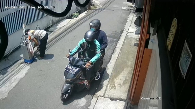 Rekaman CCTV di rumah orang tua Veronica Koman.
