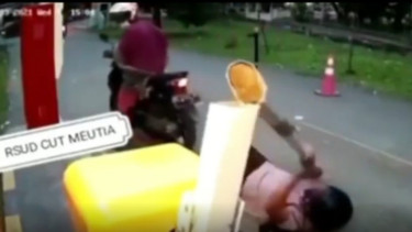 Viral Emak-emak Terobos Pintu Parkir, Begini Jadinya