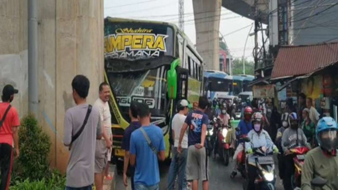 Sebuah bus menabrak tiang penyangga fly over di Cipulir, Jakarta Selatan