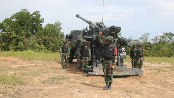 VIVA Militer: Prajurit Yonarmed 9 Kostrad uji kemampuan Meriam 155 mm Caesar
