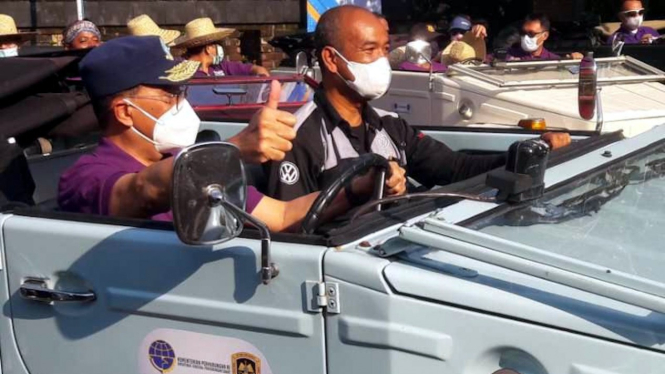 Menhub Budi Karya Sumadi naik mobil VW.