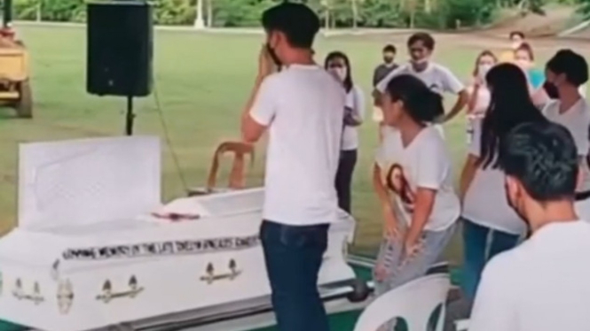 Viral 4 Remaja Joget TikTok di Depan Peti Jenazah