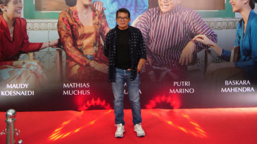 Aktor Mathias Muchus dalam gala premiere film Losmen Bu Broto