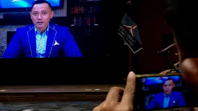 Ketua Umum DPP Partai Demokrat Agus Harimurti Yudhoyono (AHY) memberikan keterangan kepada wartawan melalui rekaman video yang disiarkan saat jumpa pers di kantor pusat Partai Demokrat, Jakarta, Rabu, 10 November 2021.