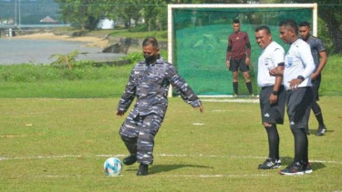 VIVA Militer: Danyonmarhanlan IX menendang bola pakai sepatu bot tentara