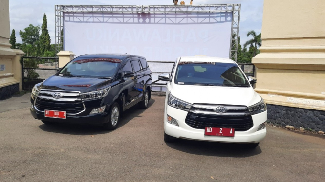 Mobil Pemkot Solo (kiri) yang dipakai Gibran Rakabuming Raka.