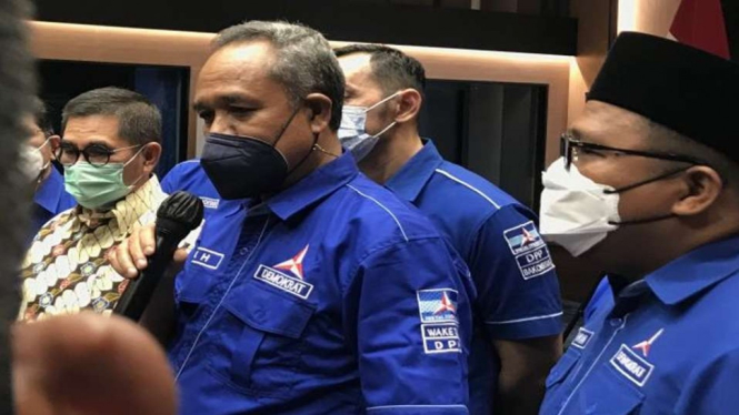 Wakil Ketua Umum DPP Partai Demokrat Benny K. Harman (tengah) menjawab pertanyaan para jurnalis usai jumpa pers di kantor pusat Partai Demokrat di Jakarta, Rabu, 10 November 2021.