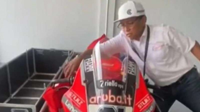 Panitia lokal membuka kotak motor jelang World Superbike 2021