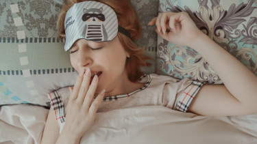 Ilustrasi menguap, mengantuk, bangun tidur.