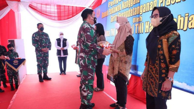 VIVA Militer: Panglima TNI serahkan kunci rumah kepada keluarga Korban Nanggala
