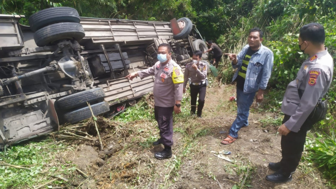 Bus yang masuk jurang di Jambi